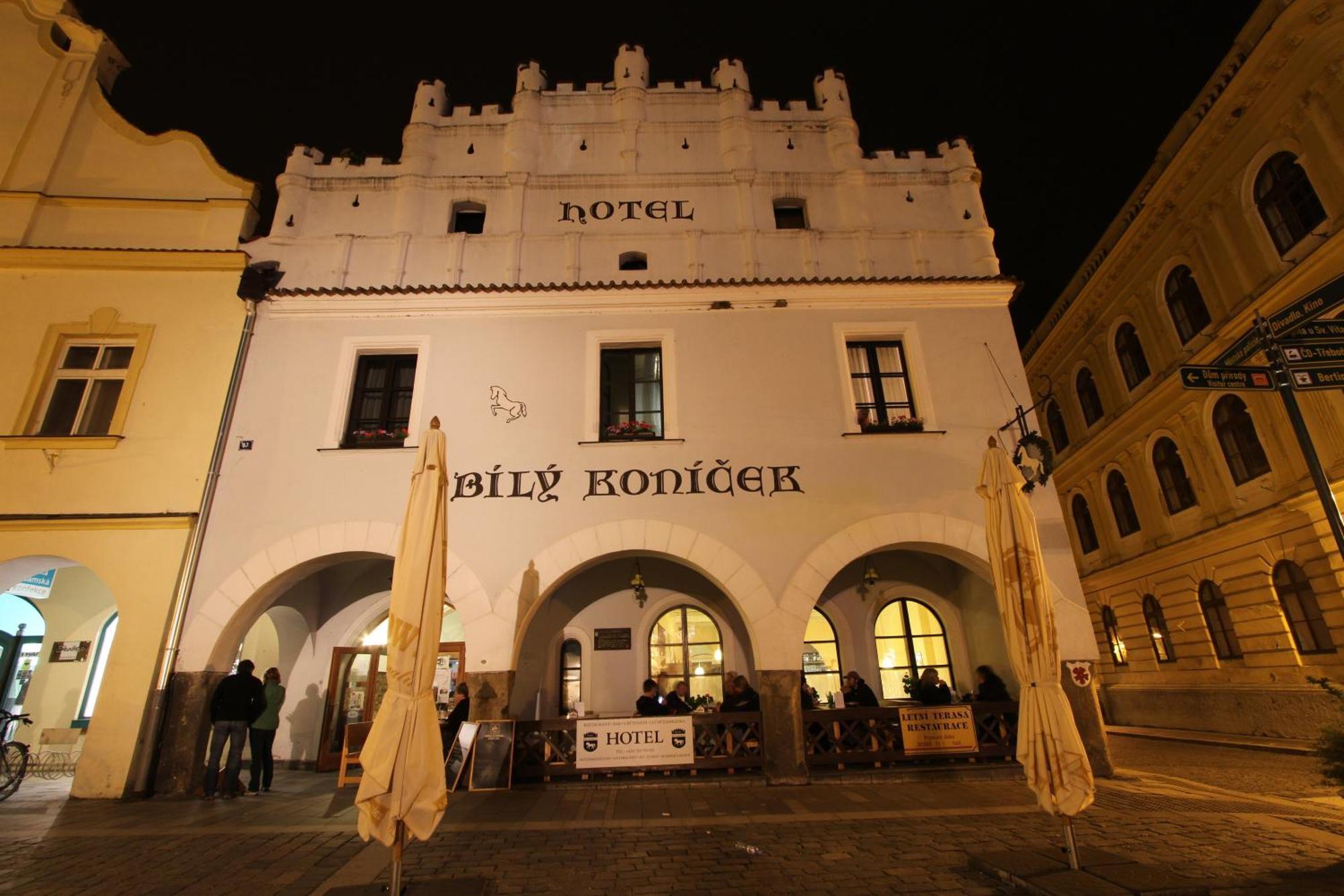 Hotel Bily Konicek เชบอนย์ ภายนอก รูปภาพ