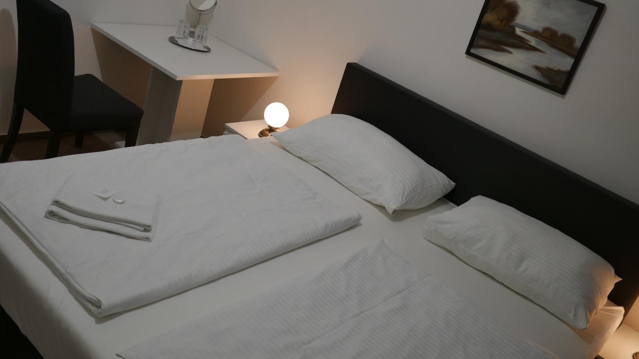 Hotel Bily Konicek เชบอนย์ ภายนอก รูปภาพ