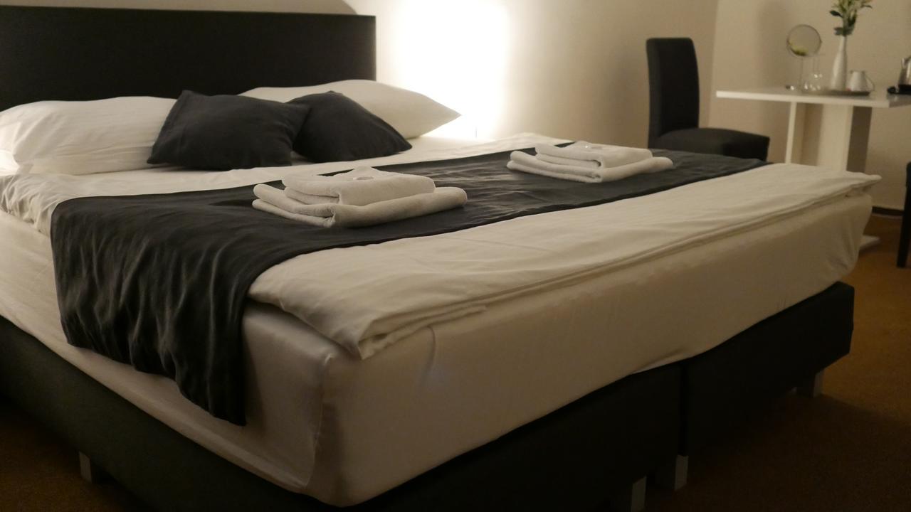 Hotel Bily Konicek เชบอนย์ ภายนอก รูปภาพ